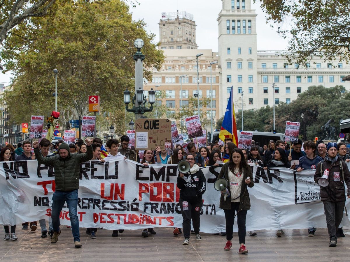 Foto: Manifestación durante la huelga general convocada por la intersindical CSC en la que las universidades catalanas permanecieron cerradas. (EFE)