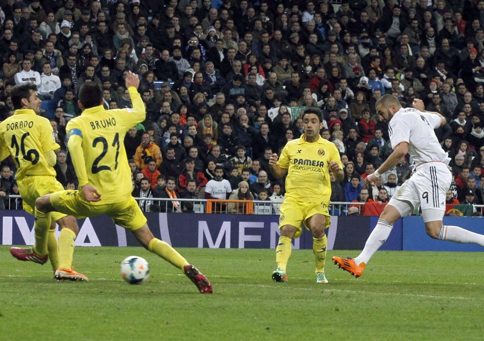 Foto: Benzema, en el momento de marcar el cuarto gol al Villarreal (EFE)