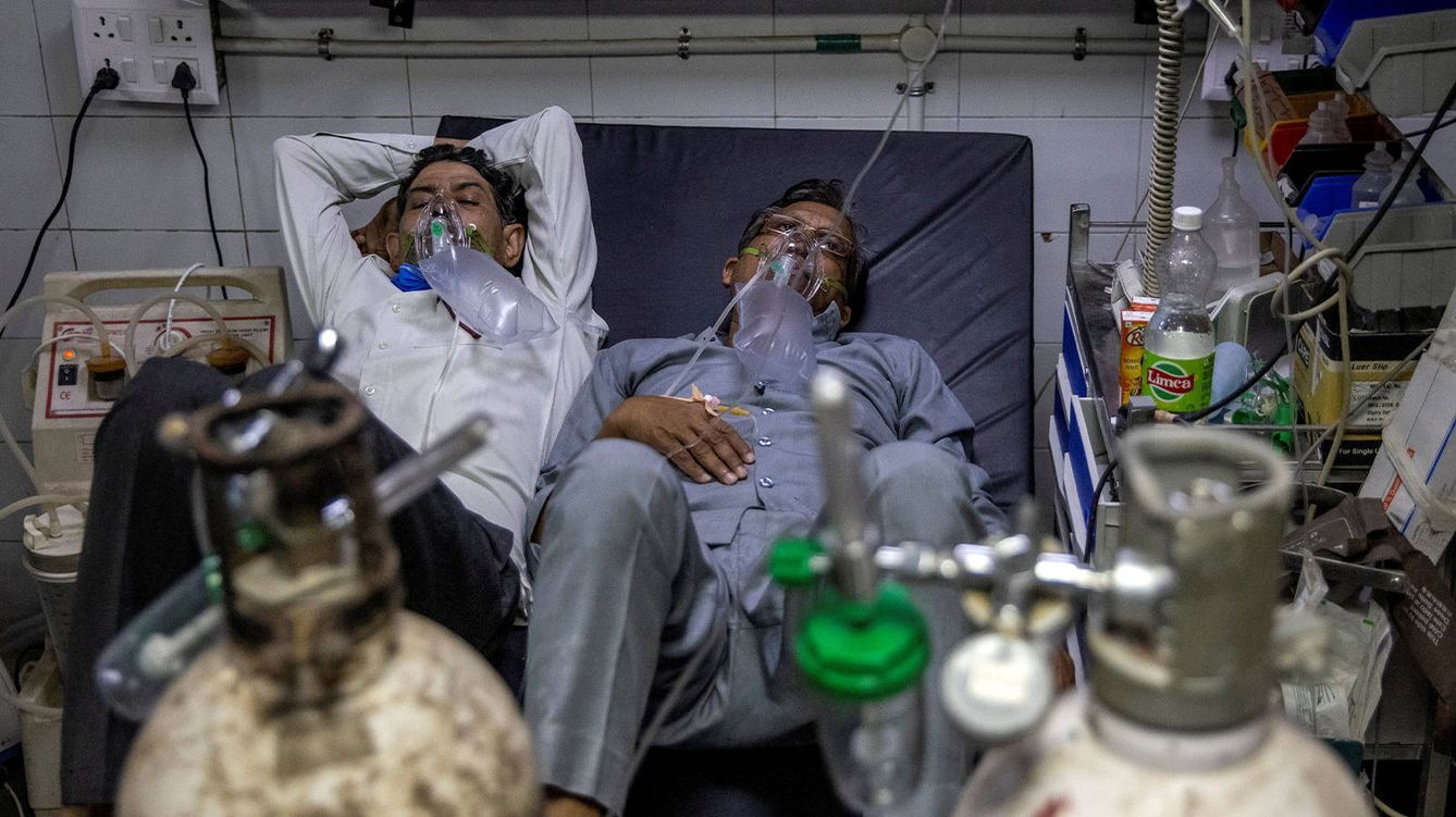 Foto: Dos pacientes infectados con covid reciben tratamiento en un hospital de Nueva Delhi, India, en abril. (Reuters)