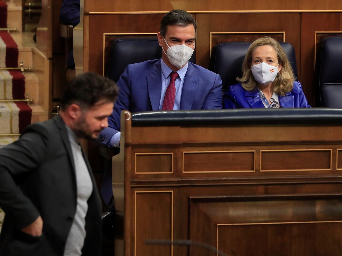 Foto: Gabriel Rufián, Pedro Sánchez y Nadia Calviño en el Congreso. (EFE/Fernando Alvarado)