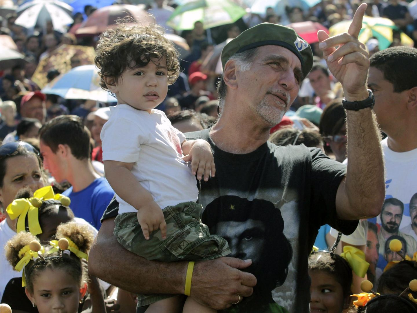 René González con su nieto durante una marcha en 2014. (Reuters)