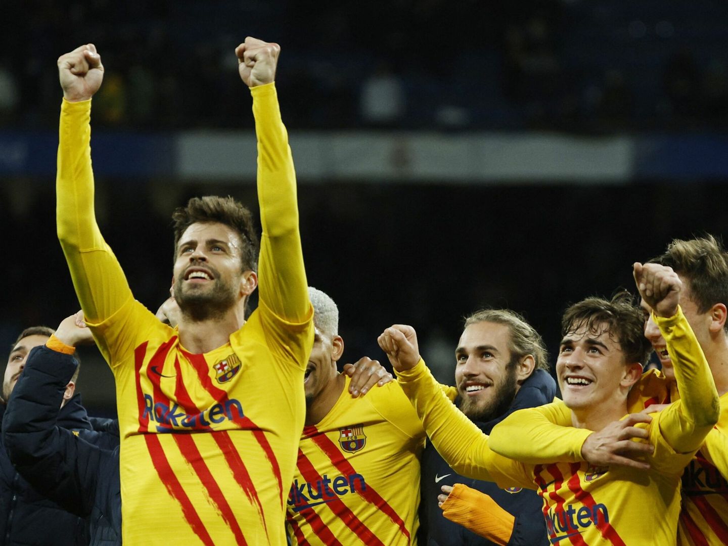 Piqué y los jugadores del Barcelona celebran la victoria contra el Real Madrid en el Bernabéu