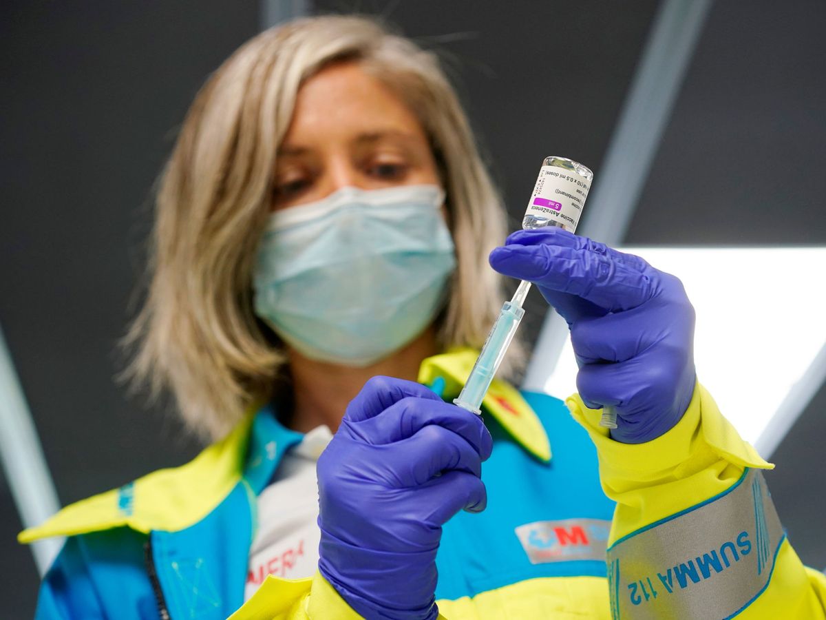Foto: Una enfermera prepara una vacuna de covid-19. (Reuters) 