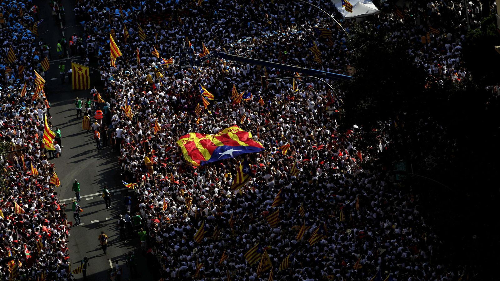 Foto: Manifestación de la Diada en la avenida Meridiana de Barcelona en el año 2015. (EFE)