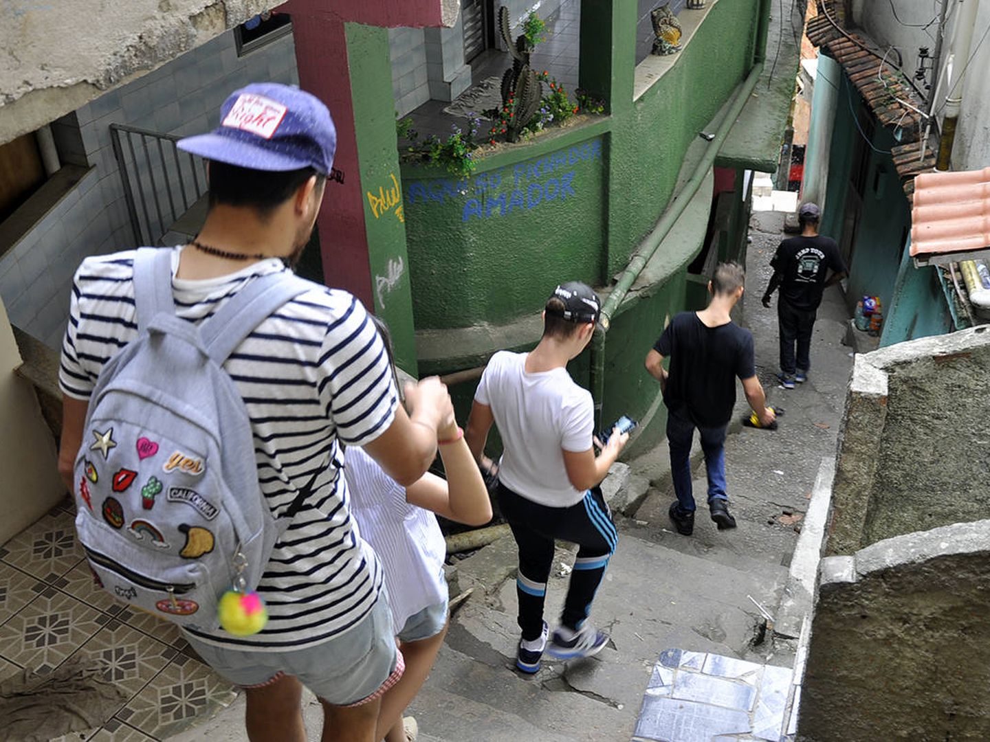 Martin guía a un grupo de turistas por los callejones de la favela Rocinha. (V. Saccone)