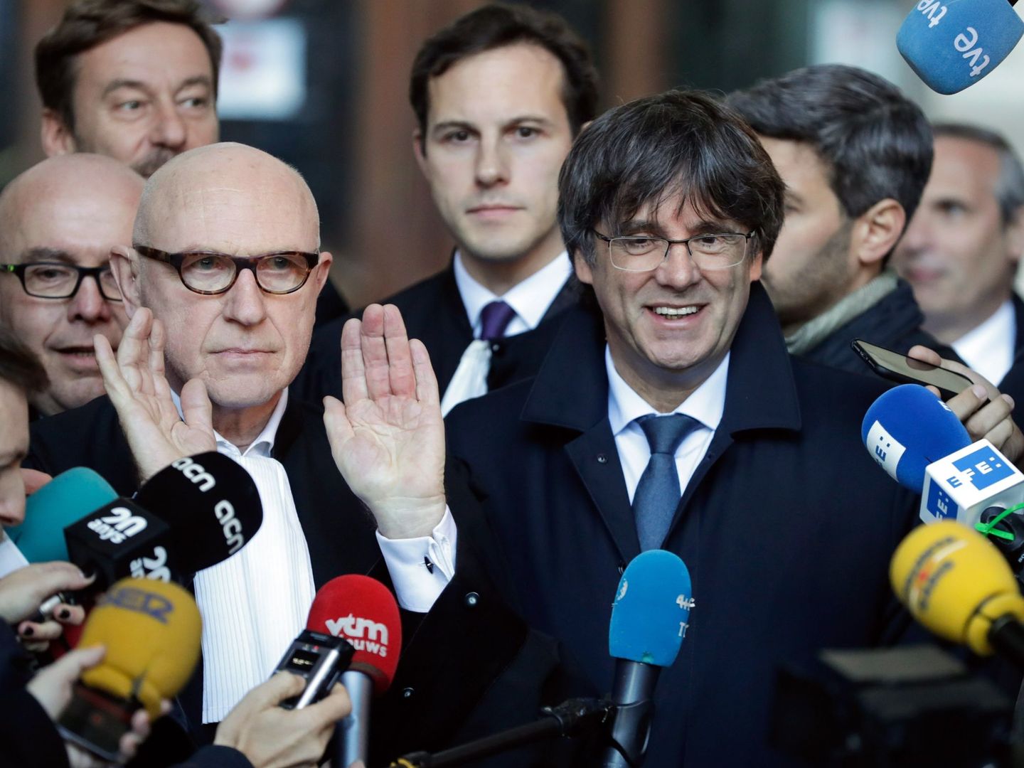 Puigdemont (cd) atiende a la prensa tras declarar, el 29 de octubre, ante la justicia belga. (EFE)