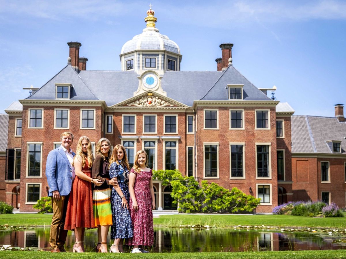 Foto: La familia real, posando frente al palacio de Huis ten Bosch. (EFE)