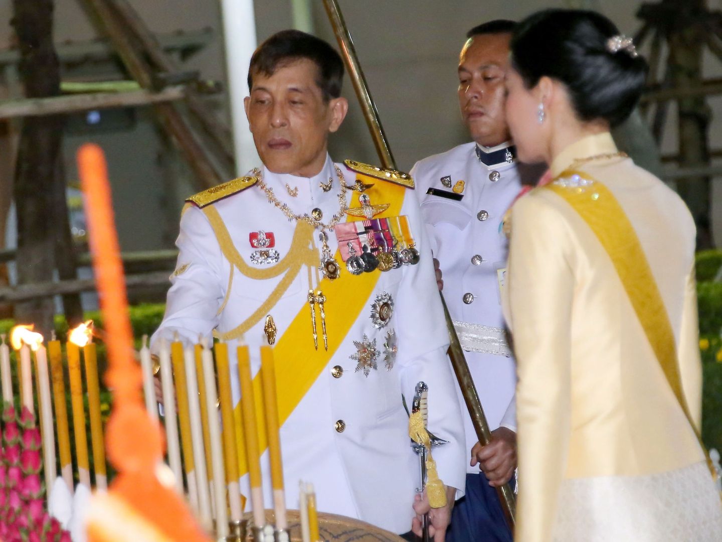 Con la reina Suthida, el pasado 6 de abril en Tailandia. (EFE)