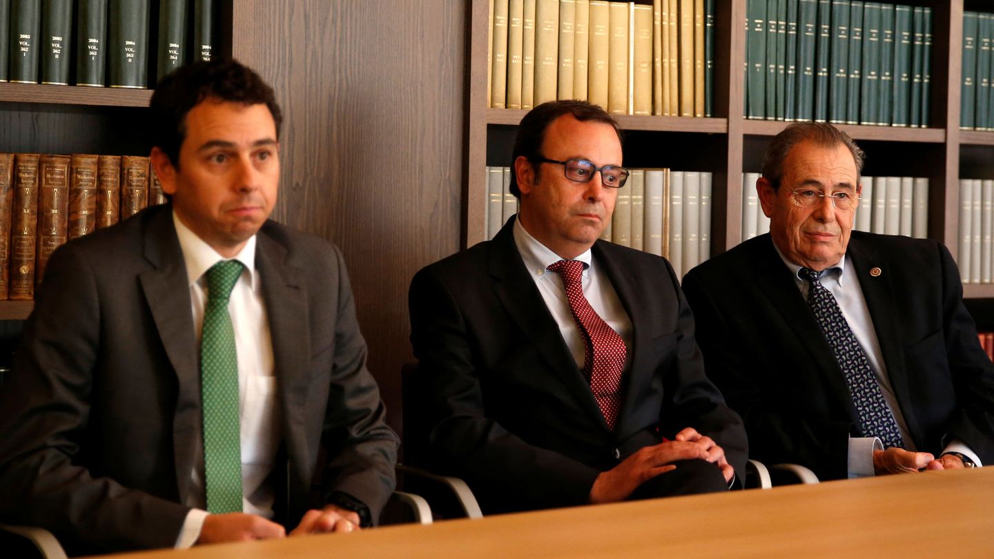 De izquierda a derecha: Víctor Grifols Deu, su tío y su padre, Raimon y Víctor Grifols Roura. (Reuters/Albert Gea) 