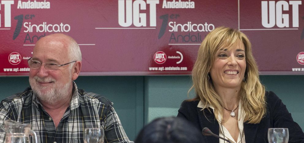 Carmen Castilla (d), secretaria de políticas sociales de UGT-A, junto al responsable saliente, Manuel Ferrer. (EFE)