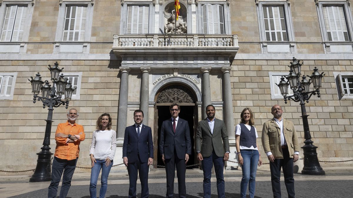 Los candidatos se hacen la foto en la jornada de reflexión con Puigdemont como gran ausente
