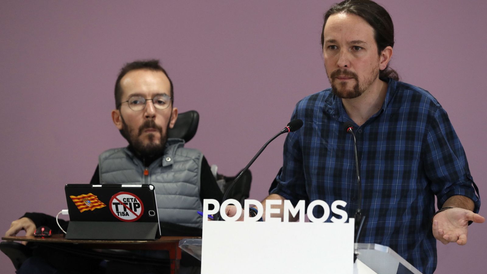 Foto: El líder de Podemos, Pablo Iglesias (d), y el secretario de Organización, Pablo Echenique, este lunes tras la reunión del consejo de coordinación. (EFE)
