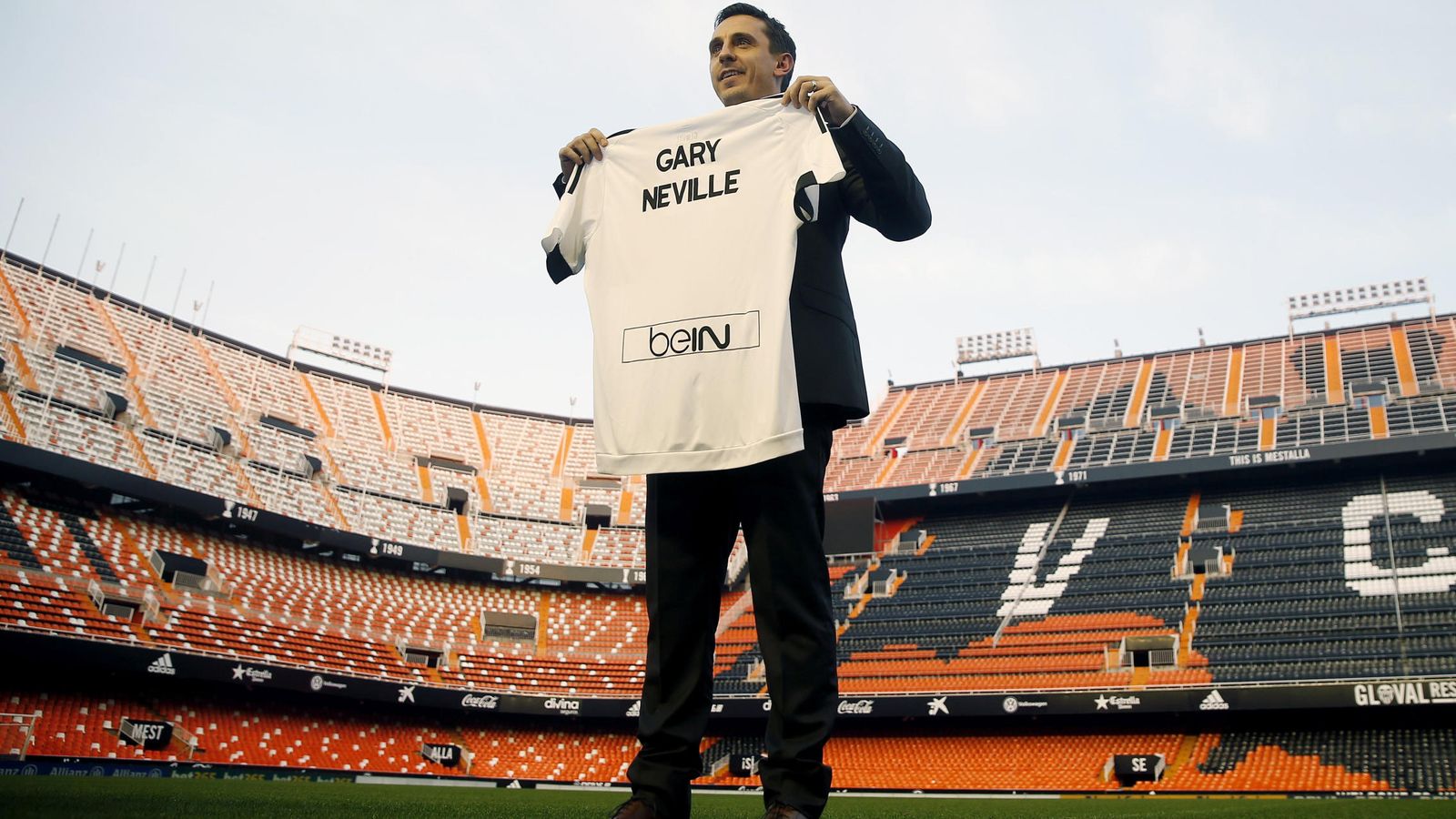 Foto: Gary Neville ya posó con la camiseta del Valencia (EFE).