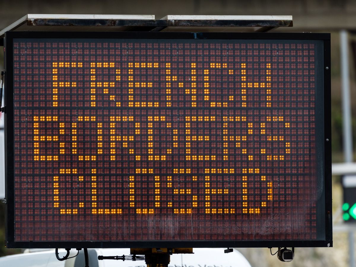 Foto: Una señal en Dover que reza "las fronteras francesas, cerradas". (EFE)