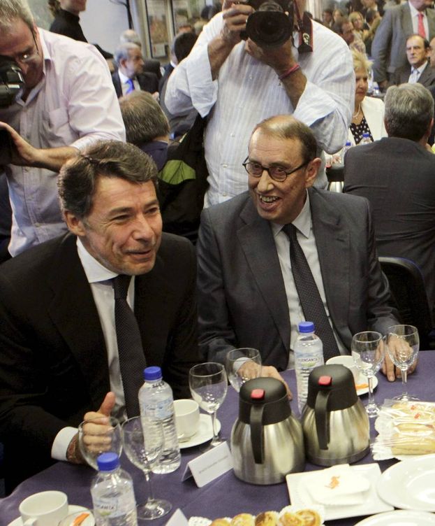 Foto: Ignacio González (i), junto al presidente del diario La Razón, Mauricio Casals (d). (EFE)