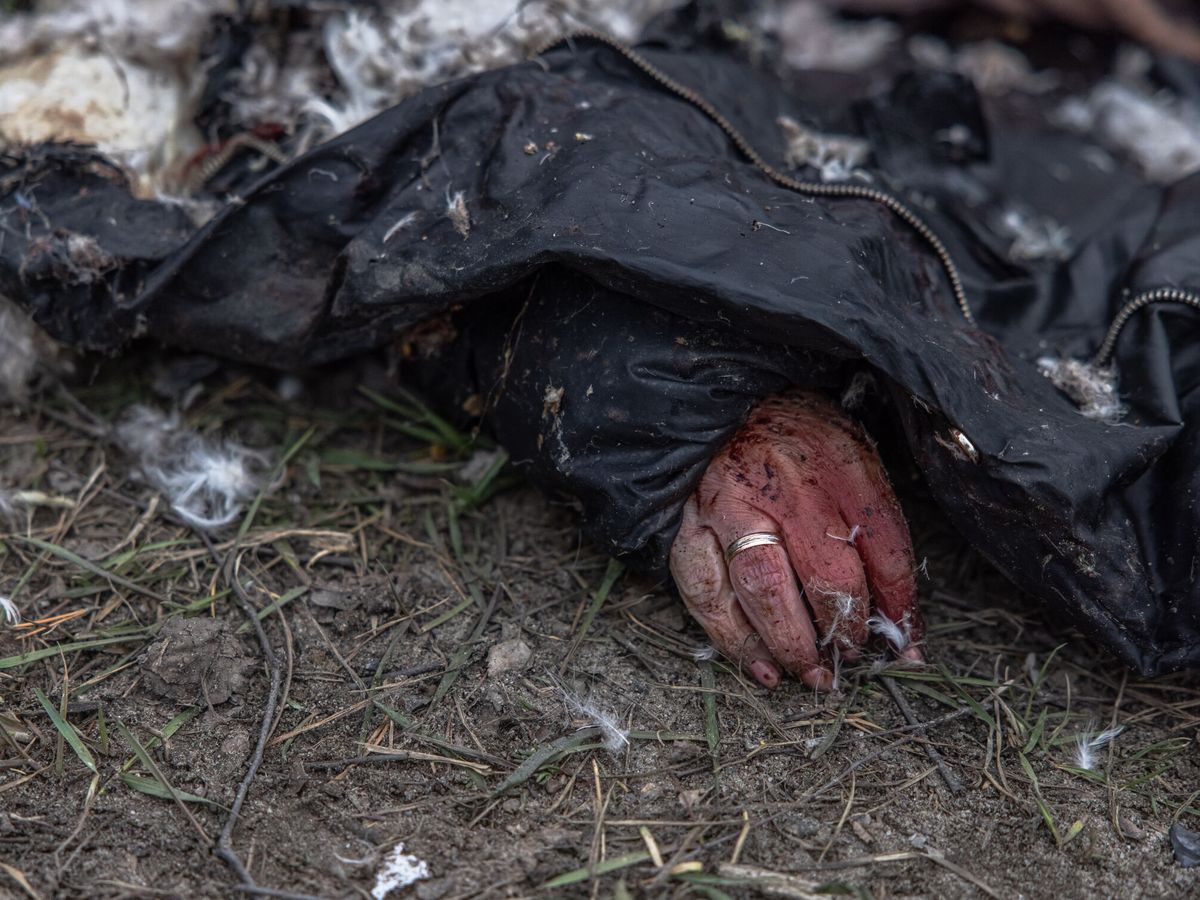 Foto: Una mujer asesinada en Bucha. (EFE/EPA/Roman Pilipey)