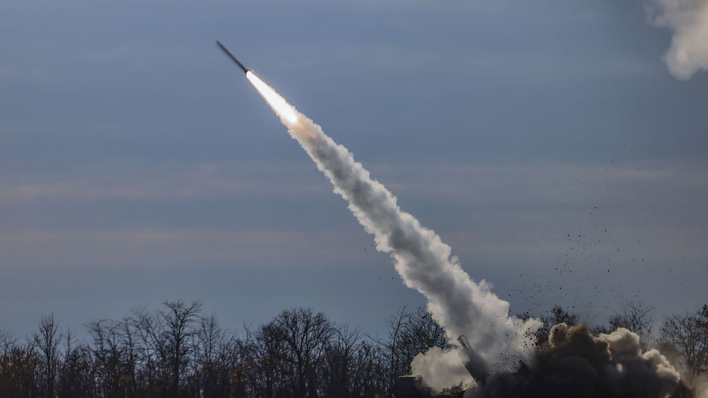 Misil lanzado desde un sistema HIMARS lanzado por el ejército de Ucrania. (Reuters)