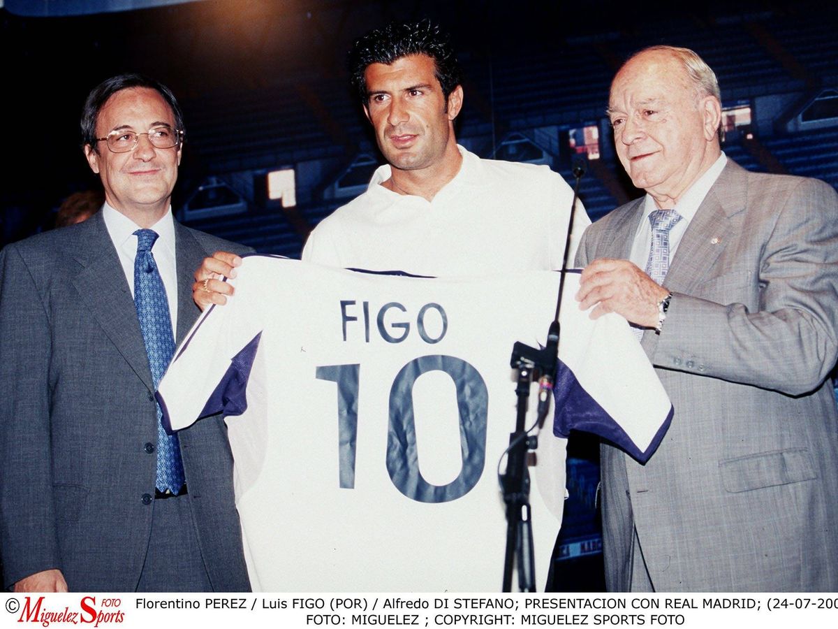 Foto: Luis Figo, flanqueado por Florentino Pérez y Alfredo di Stéfano con el Real Madrid. (Cordon Press)