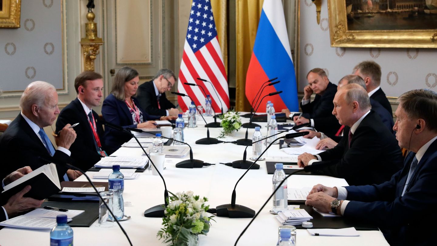 Los equipos de Joe Biden (izq.) y Vladímir Putin discuten durante una de las fases de la reunión. (Reuters)