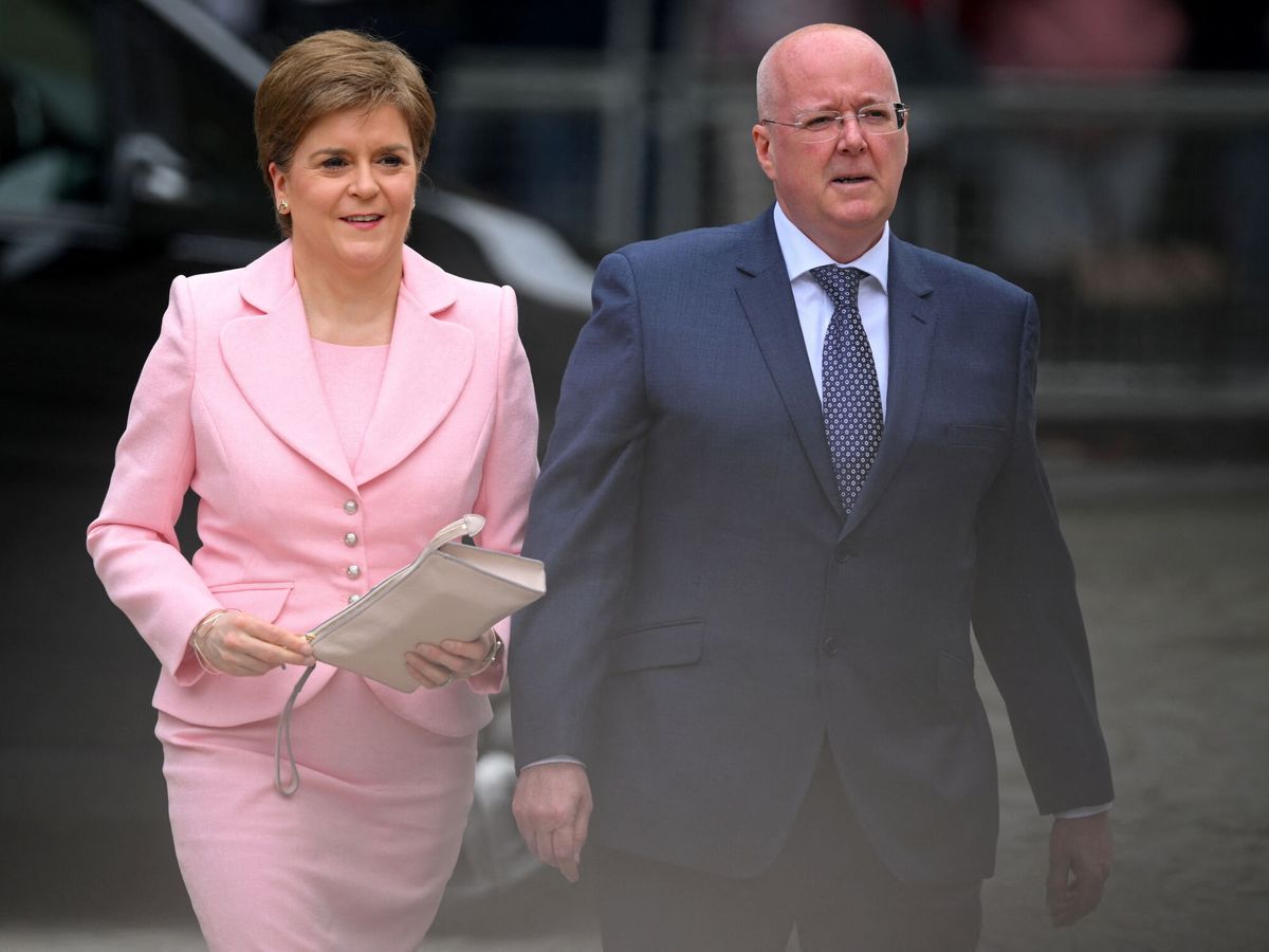 Foto: Nicola Sturgeon y Peter Murrell. (Reuters/Pool/Daniel Leal)