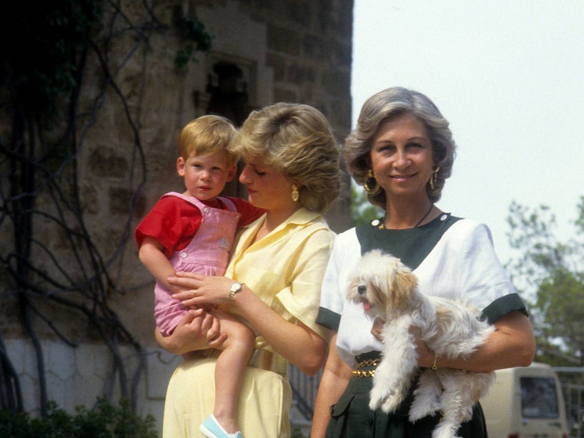 Foto: Diana de Gales, con su hijo Harry junto a la reina Sofía y el perro de esta en Mallorca. (Cordon Press)