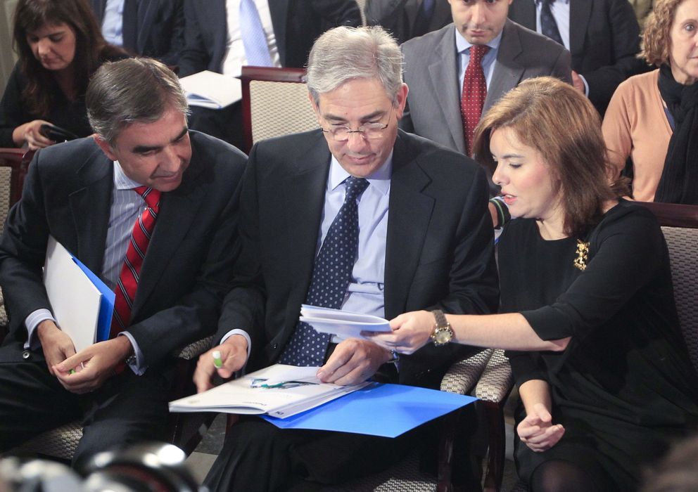 Foto: Antonio Fernández-Galiano (centro), presidente de Unidad Editorial, junto a la vicepresenta del Gobierno. (EFE)
