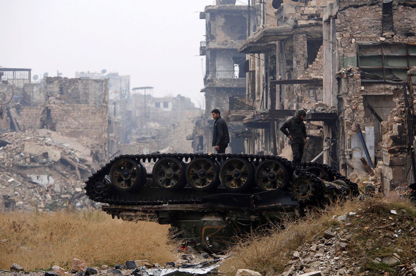 Fuerzas del régimen de Bashar al Assad sobre un tanque en una zona de Alepo tomada a los rebeldes, el 13 de diciembre de 2016 (Reuters). 