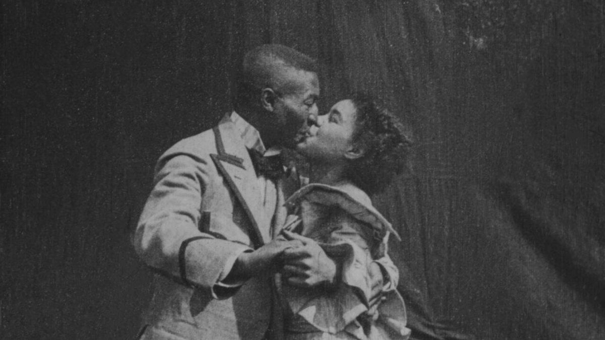 Un abrazo, un beso y dos actores negros: los 20 segundos que cambiaron la historia del cine