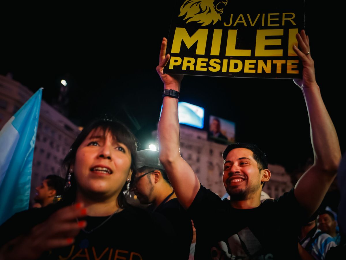 Foto: Simpatizantes de Milei celebran en las calles su elección como presidente de Argentina. (EFE/Juan Antonio Roncoroni)
