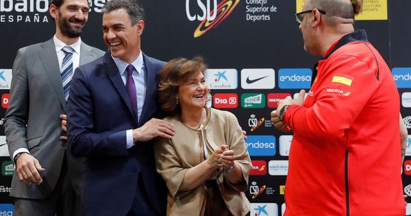 Foto: Pedro Sánchez y Carmen Calvo, este 24 de junio en la despedida de la selección femenina de Baloncesto, en Madrid. (EFE)