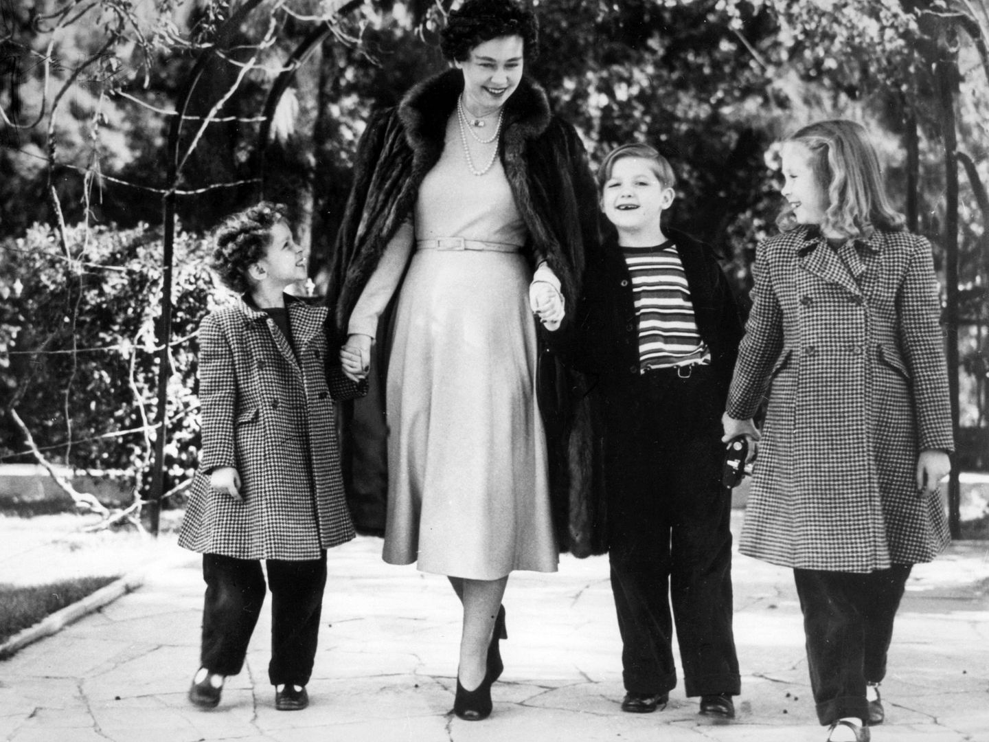 La reina Sofía, en 1948 con su madre y hermanos.