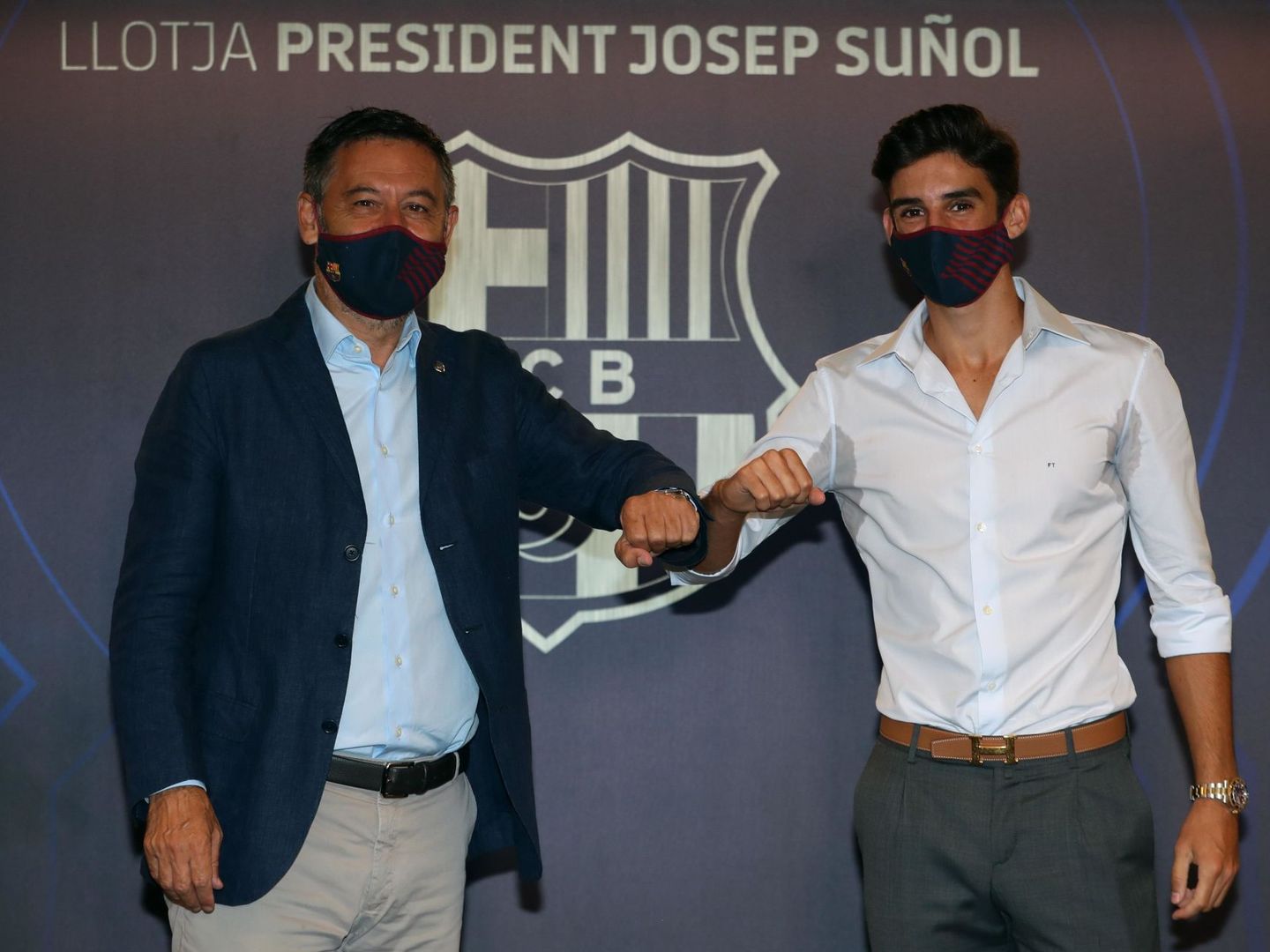 Trincao y Bartomeu posan durante su presentación como nuevo jugador del FC Barcelona. (EFE)
