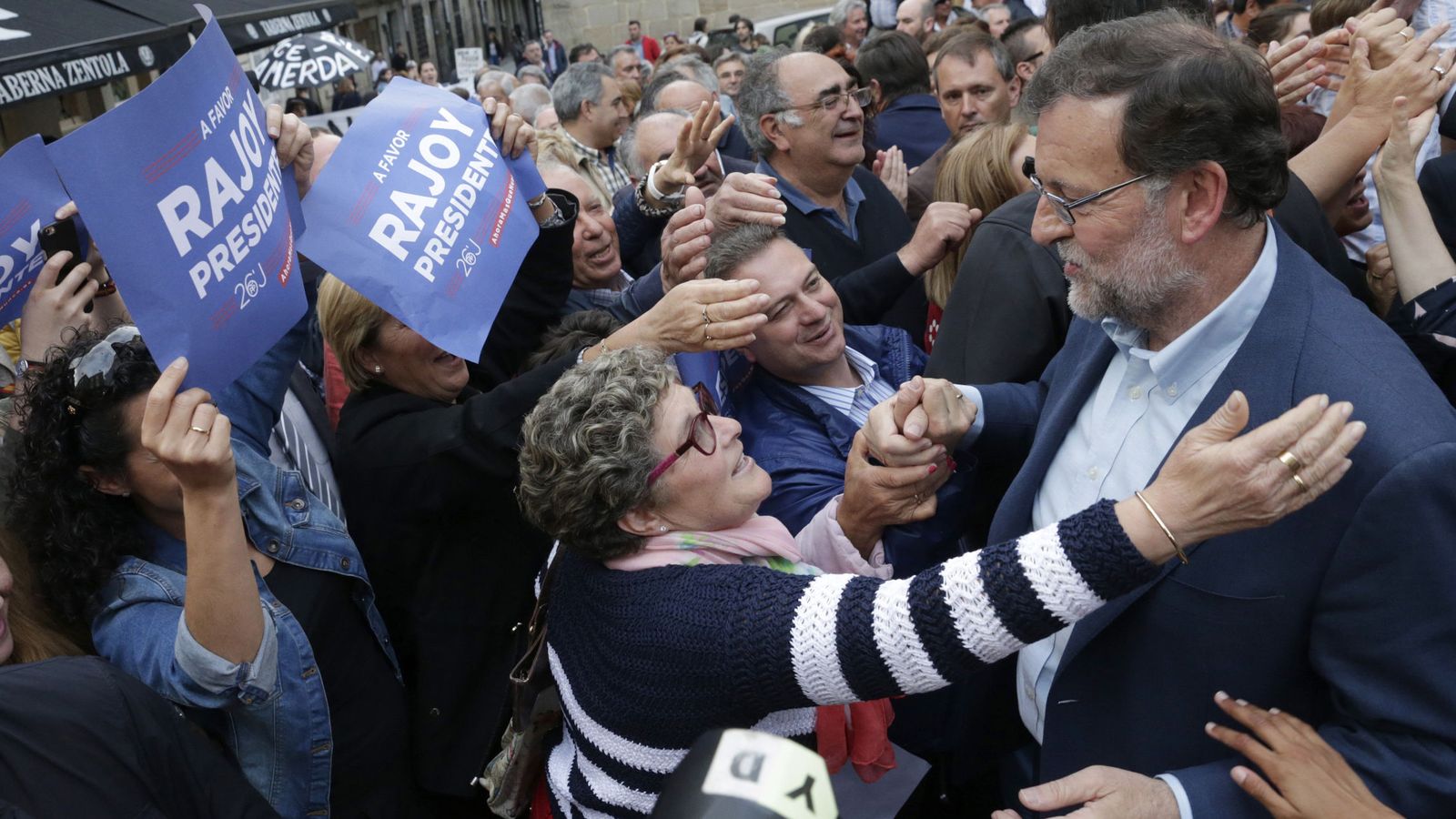 Foto: Rajoy mete en el mismo saco a Rivera, Sánchez e Iglesias para pedir el voto útil (Efe).