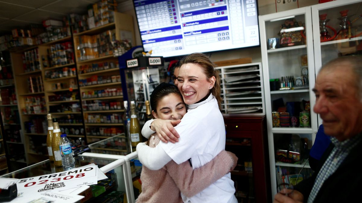 Una mujer respeta un pacto de 15 años y comparte el premio de lotería con su amiga