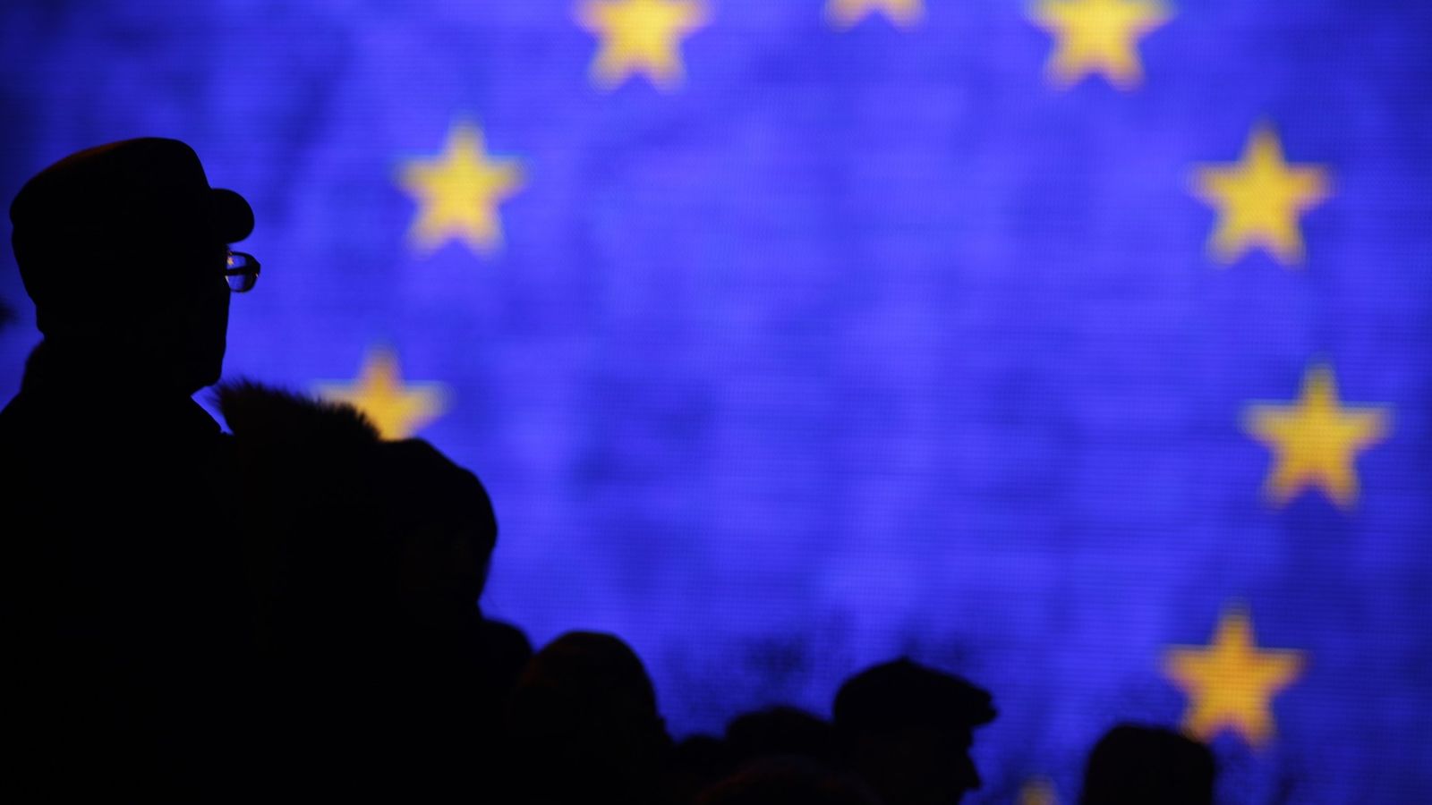 Foto: Bandera de la Unión Europea proyectada sobre una pantalla gigante en Kiev. (Reuters)