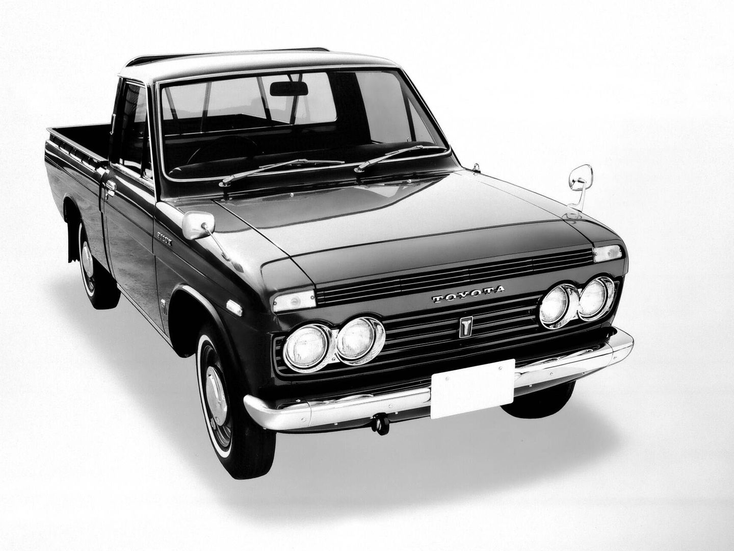 El primer Hilux, presentado en 1968, era mucho más compacto.