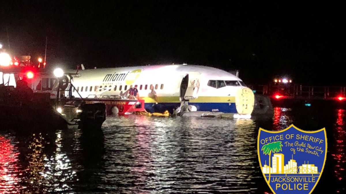 Las increíbles imágenes de un Boeing con 136 pasajeros flotando en un río en Florida