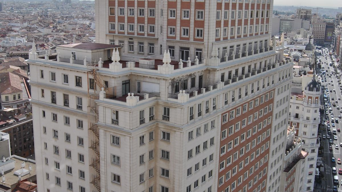 Barra libre municipal para el 'lifting' chino al Edificio España del magnate Wang Jianlin