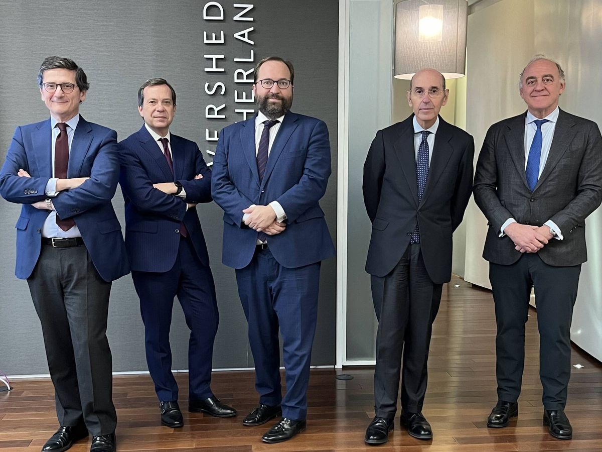 Foto: De izquierda a derecha: Alberto Dorrego, Javier Ibáñez, Jacobo Martínez, Andrés Jiménez y Kiko Carrión, miembros del consejo de administración de Eversheds Sutherland. (Cedida)