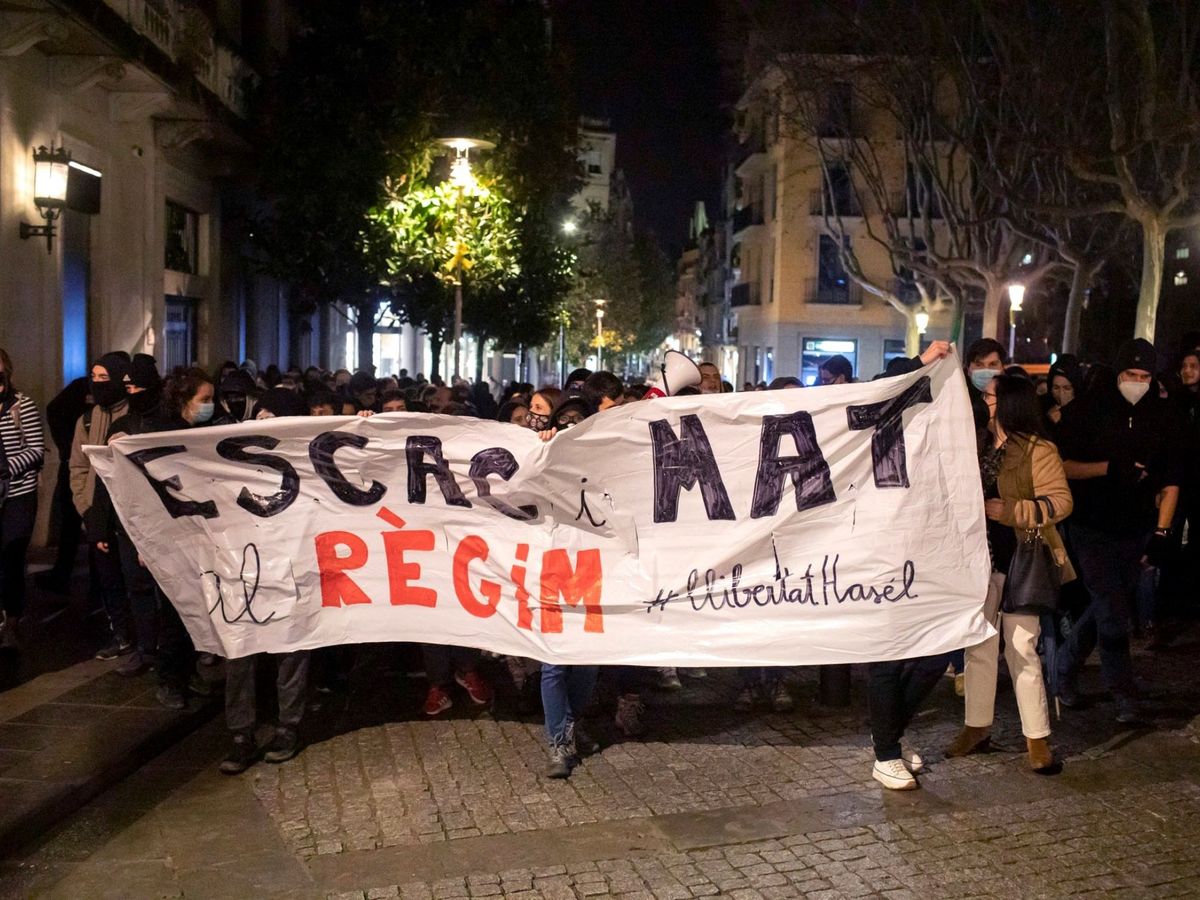Foto: Manifestación por la libertad del rapero Pablo Hasél, en Girona. (EFE)