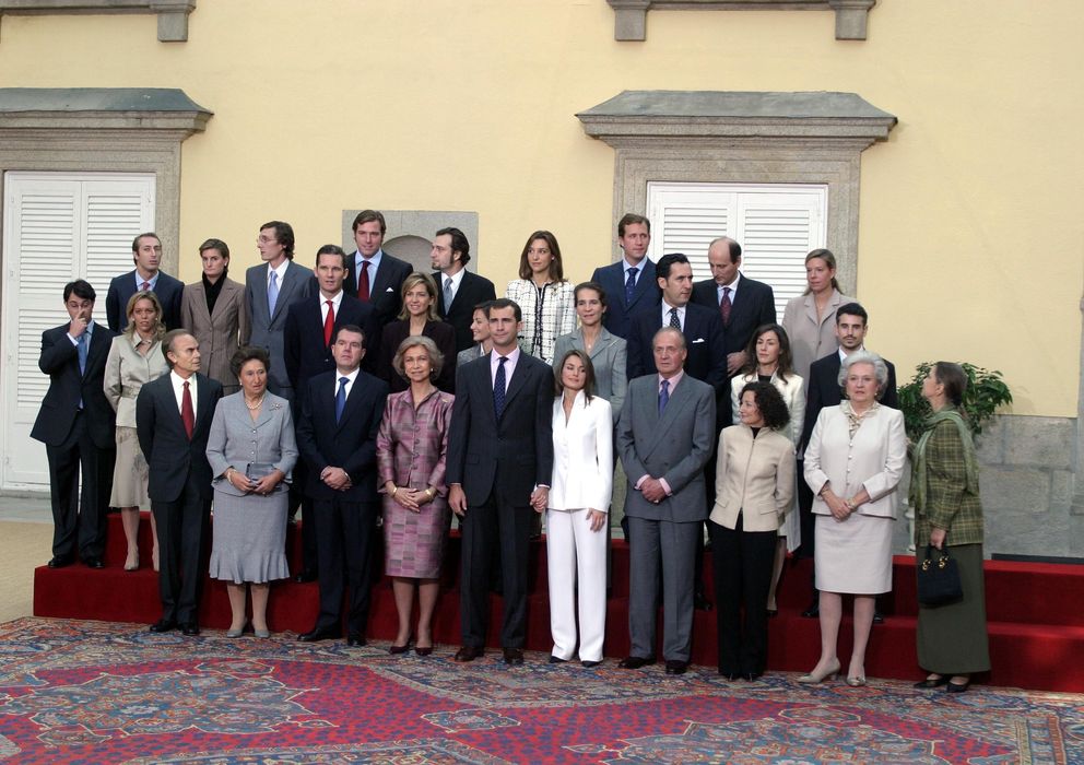 Foto: Las familias de Felipe de Borbón y Letizia Ortiz el día del anuncio de su compromiso (Gtres)
