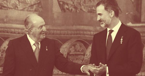 Foto: El rey Juan Carlos se dirige a su hijo, Felipe VI, en el Palacio Real el pasado mes de enero. (EFE)