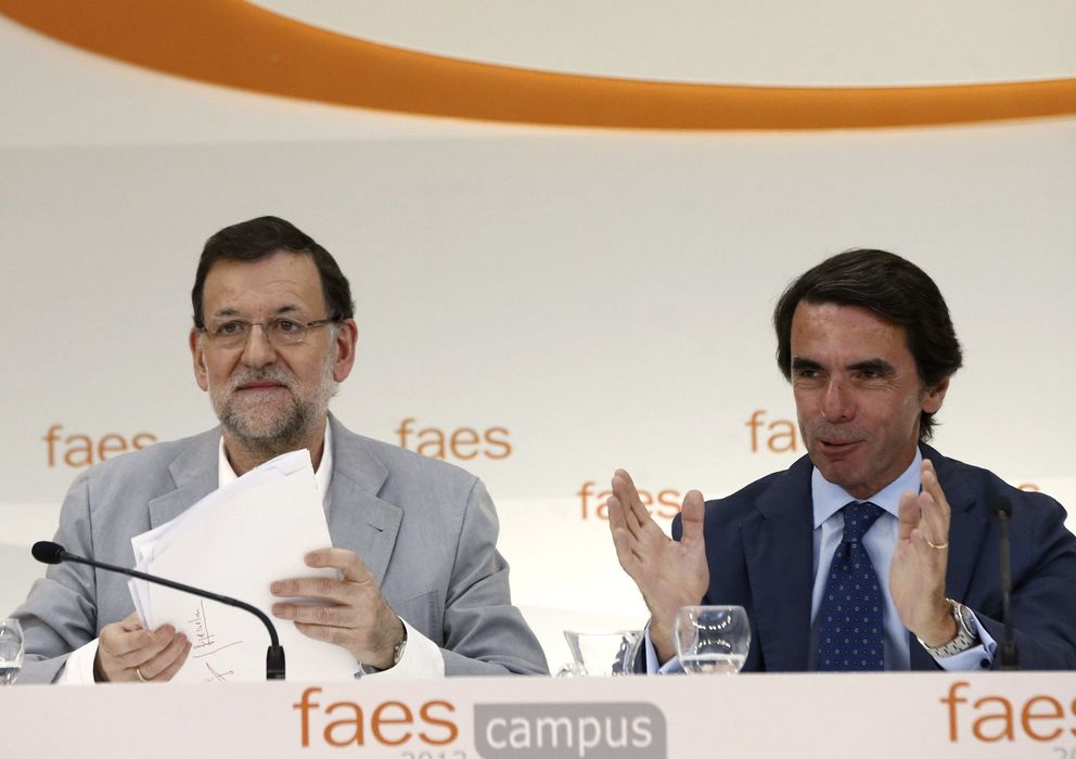 Foto: El presidente del Ejecutivo, Mariano Rajoy, junto al expresidente José María Aznar. (EFE)