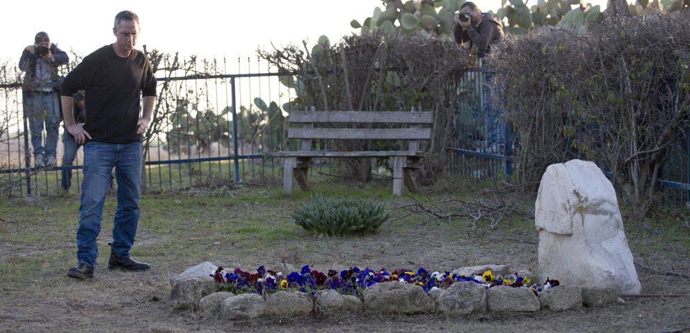 Gilad Sharon visita la tumba de su madre, en su rancho en Sderot, donde será enterrado su padre (Reuters).