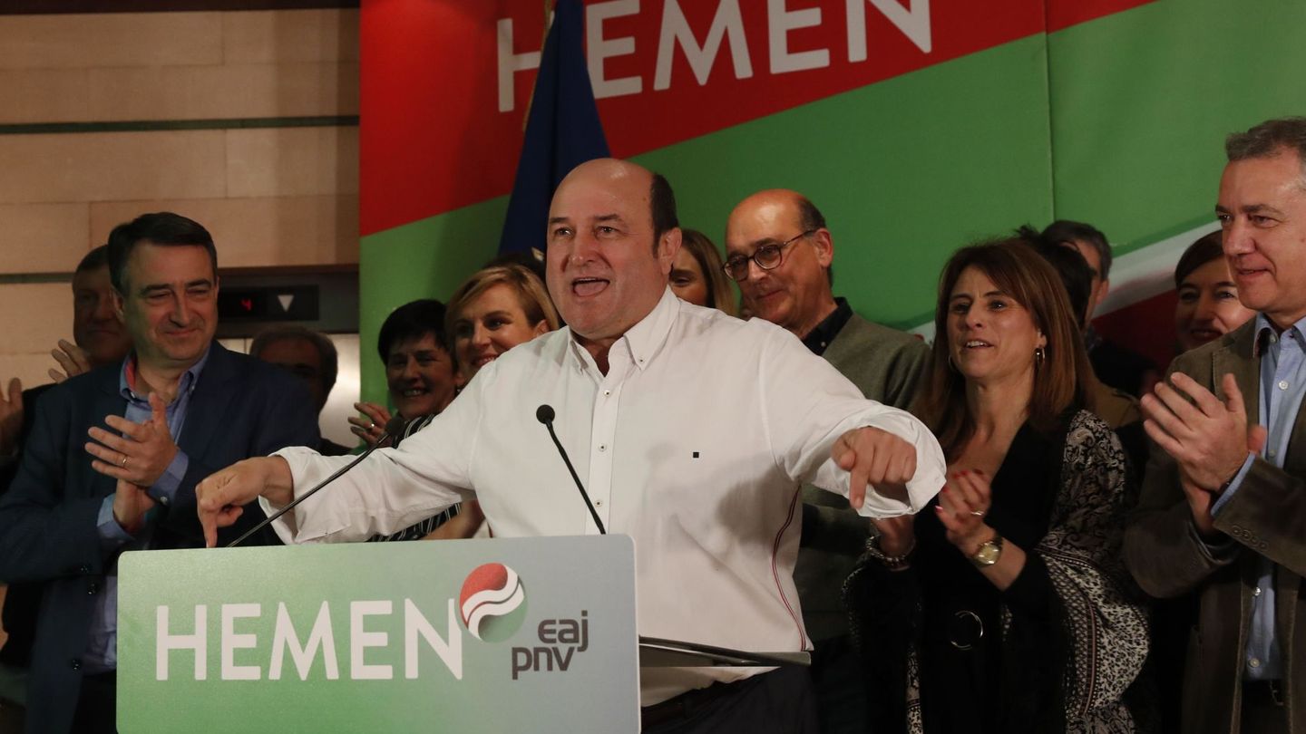 El presidente del PNV, Andoni Ortuzar, junto al lehendakari, Iñigo Urkullu (d), y el candidato Aitor Esteban (i). (EFE)
