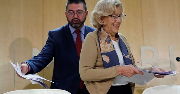 Foto: La alcaldesa de Madrid, Manuela Carmena, junto al delegado de Economía y Hacienda, Carlos Sánchez Mato. (EFE)