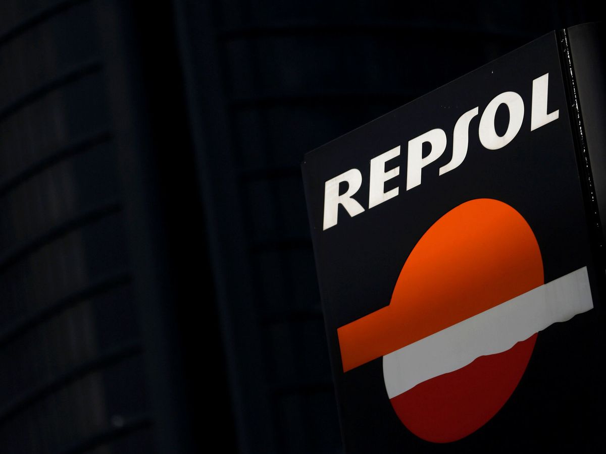 Foto: Logo de Repsol en una gasolinera de Madrid. (Reuters)