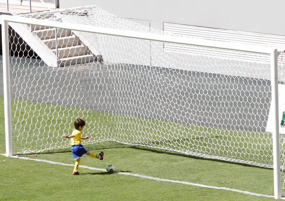 Foto: Muchos padres dan un mal ejemplo cuando sus hijos juegan al fútbol (EFE)