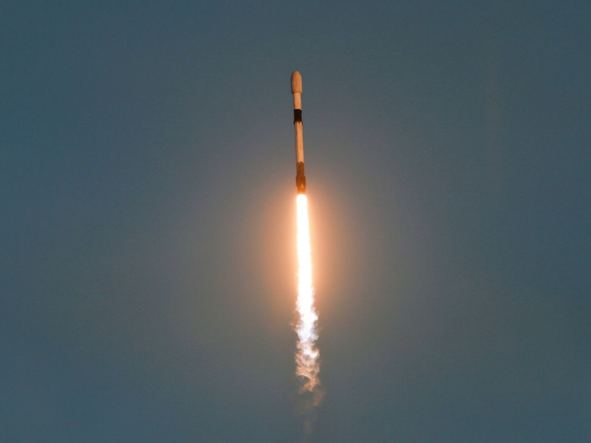 Foto: Este es el cohete de SpaceX que ha llevado los láseres al espacio (Reuters/Joe Skipper)