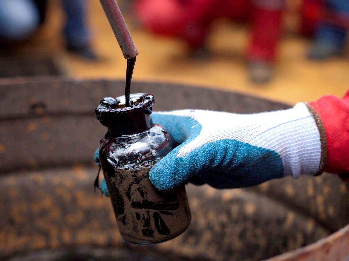 Foto: Muestra de petróleo para pruebas de calidad. (Reuters/Carlos Garcia Rawlins)
